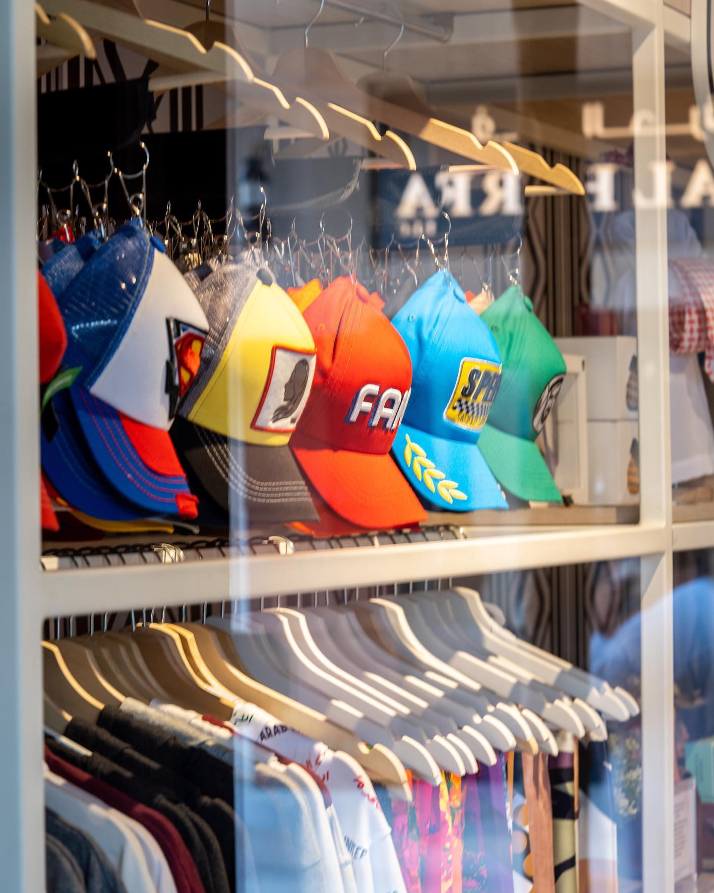 Caps Online UAE – Caliente